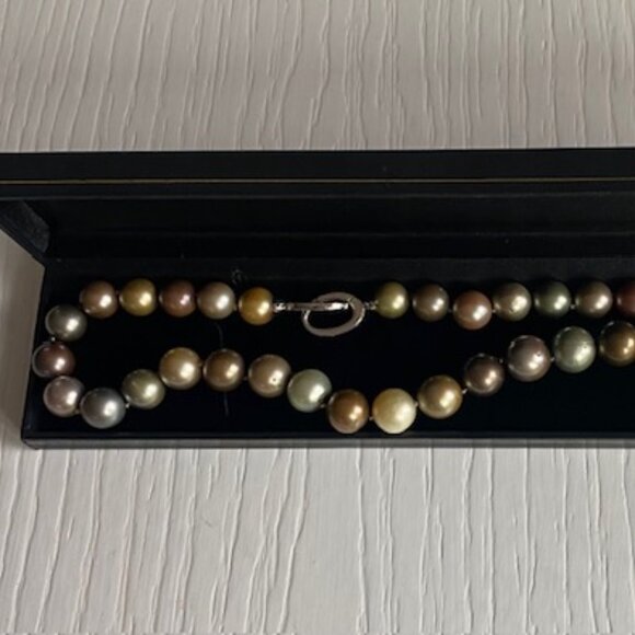 Genuine Tahitian Cultured South Sea Pearl necklace with silver lock - Picture 6 of 10